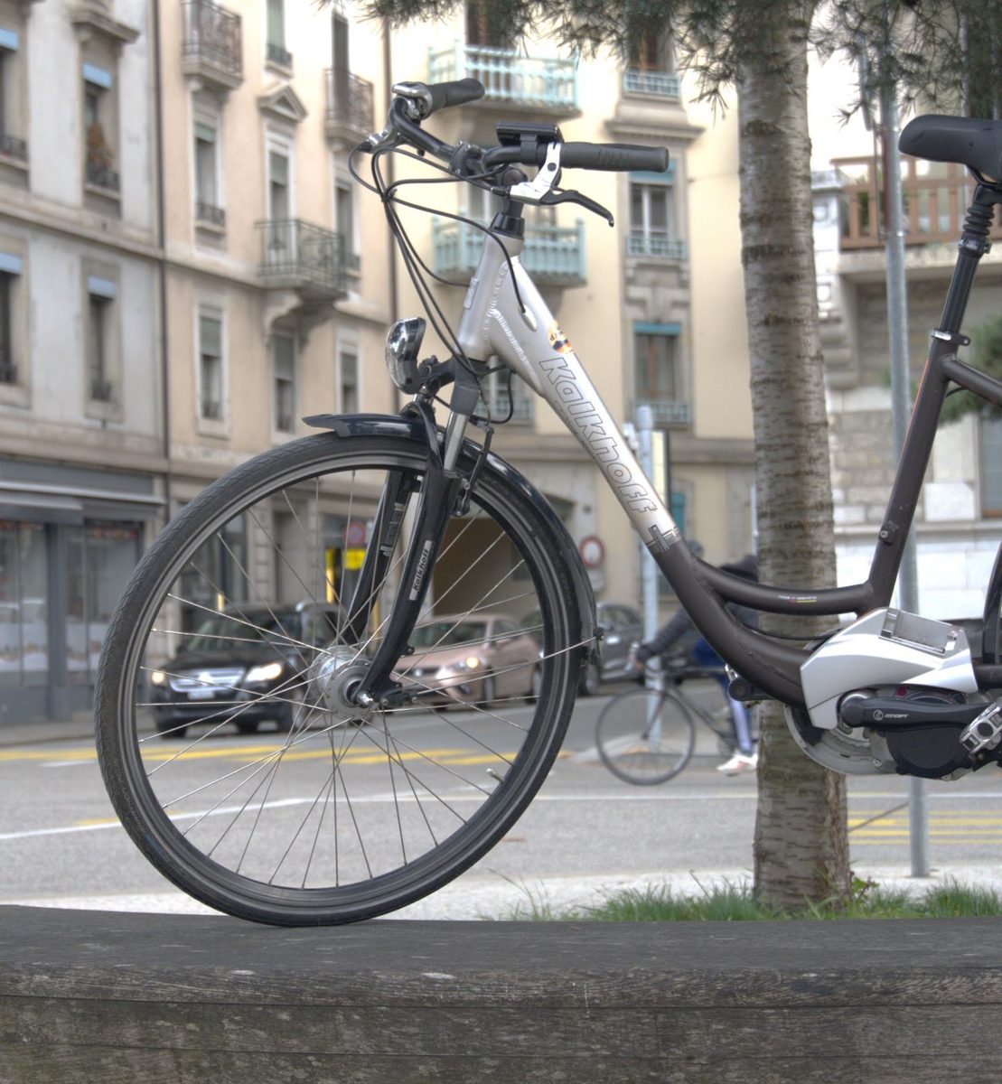 Vélo électrique de ville Gitane gris, vu de côté